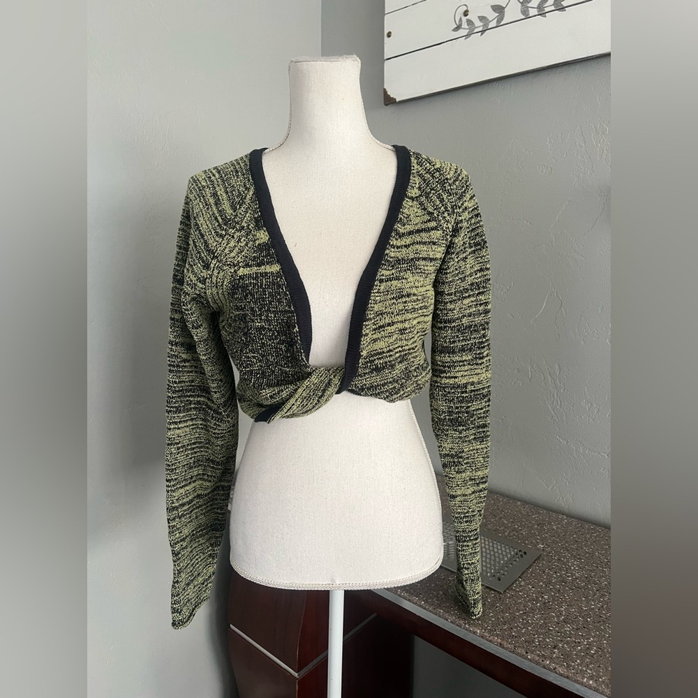 HUMANOID Women's Green and Black Twist Front Crop Sweater size S